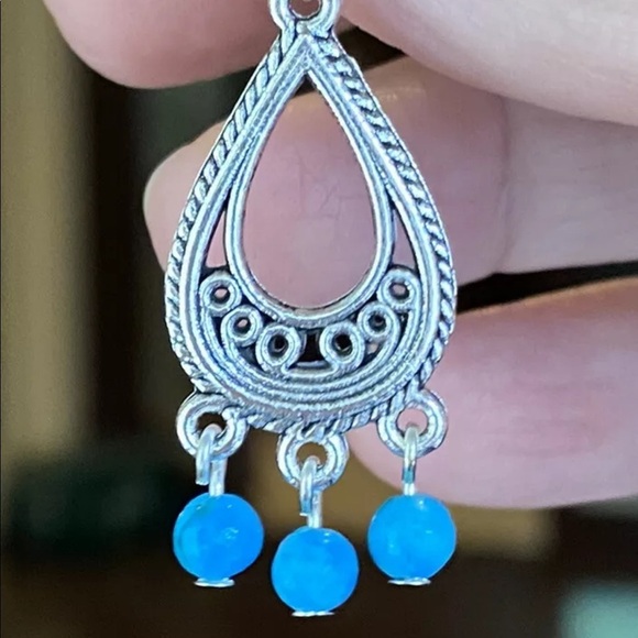 Magnesite necklace with tiger pendant + earrings - Picture 4 of 7